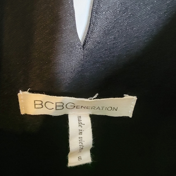 BCBGeneration Sleeveless Drape Pocket Midi Dress - Picture 8 of 12